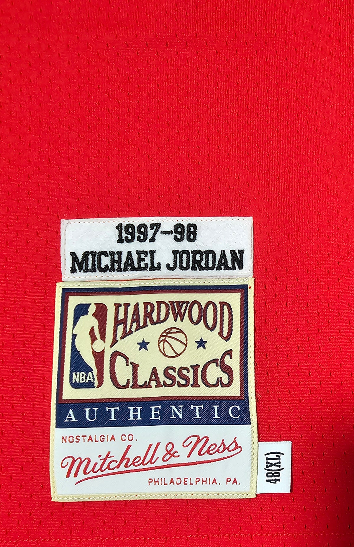 Michael Jordan Signed 1997-98 Chicago Bulls Red Jersey – Upper Deck UDA